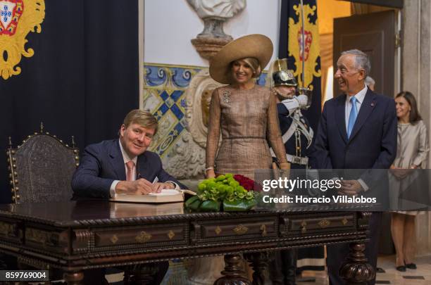 Portuguese President Marcelo Rebelo de Sousa and Queen Maxima of The Netherlands watch King Willem-Alexander of The Netherlands signing the honor...