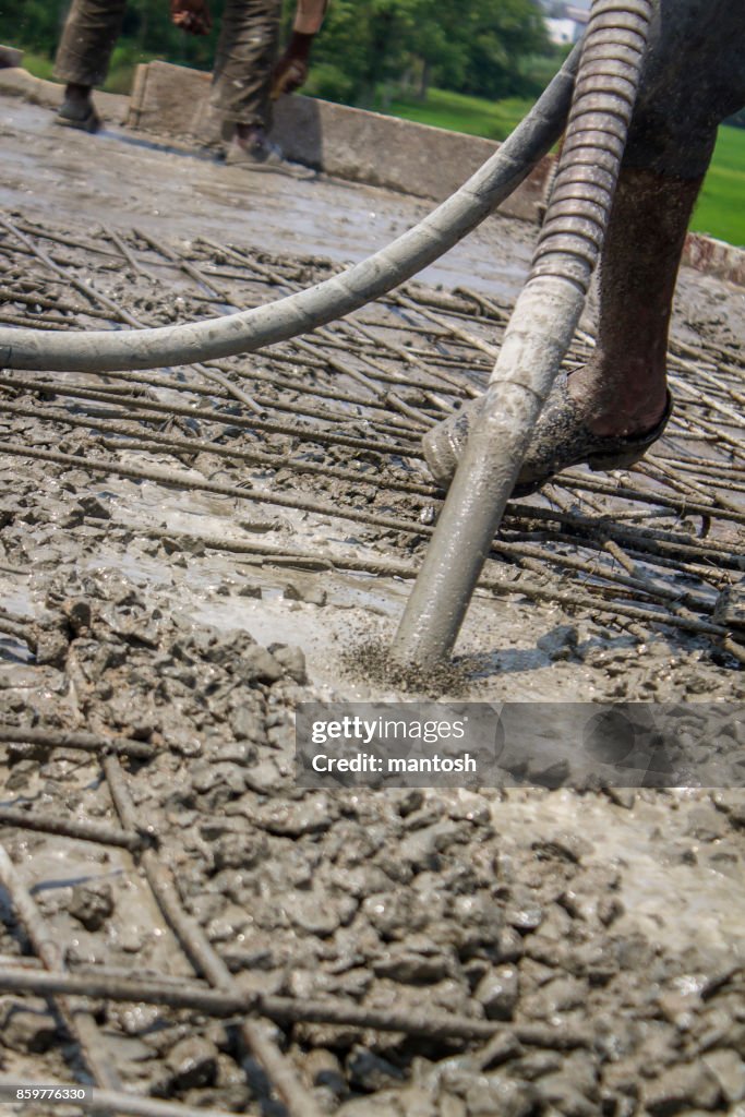 Rod vibrator wordt gebruikt op een bouwplaats.