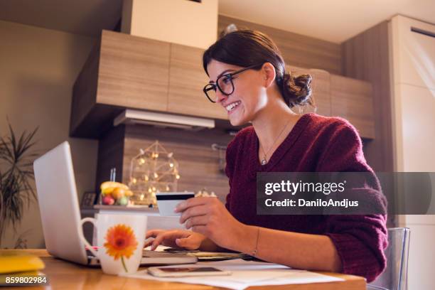 mujer joven con su laptop y compras - tarjeta regalo fotografías e imágenes de stock