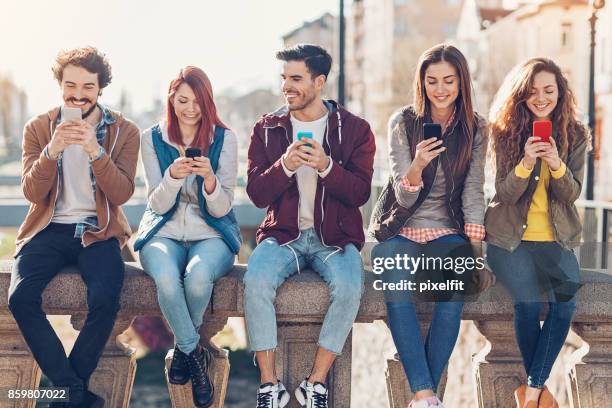 sociale netwerken in de stad - gluren stockfoto's en -beelden