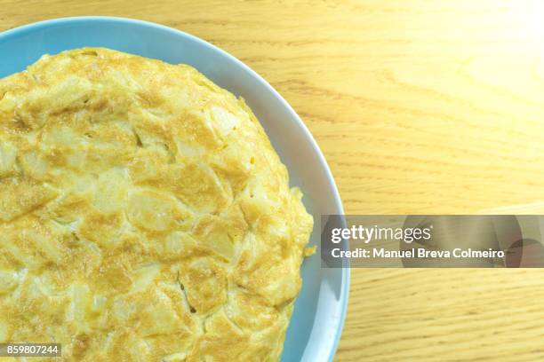 spanish omelet - tortilla de patata fotografías e imágenes de stock