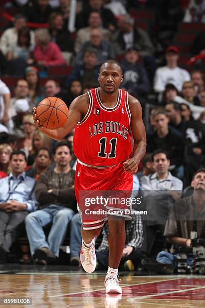 Lindsey Hunter of the Chicago Bulls moves the ball against the Miami Heat during the game on March 26, 2009 at the United Center in Chicago,...