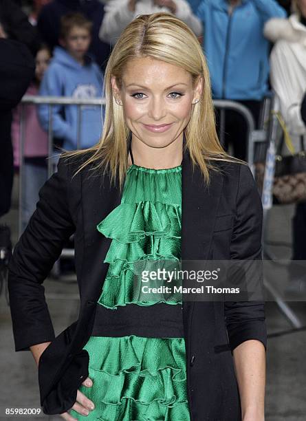 Kelly Ripa visits "Late Show with David Letterman" at the Ed Sullivan Theater on April 14, 2009 in New York City.