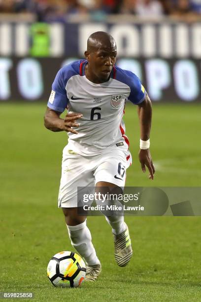 Darlington Nagbe of the United States controls the ball against Costa Rica during the FIFA 2018 World Cup Qualifier at Red Bull Arena on September 1,...