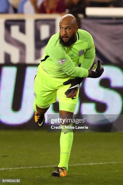 Tim Howard of the United States throws the ball against Costa Rica during the FIFA 2018 World Cup Qualifier at Red Bull Arena on September 1, 2017 in...