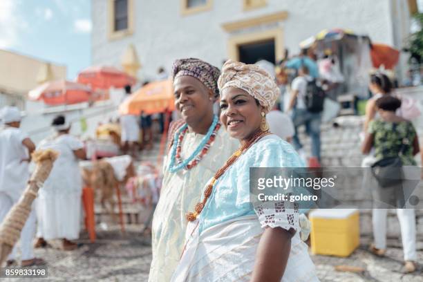 baiana et baiano en costume traditionnel en face de l’église de salvador - baiano photos et images de collection