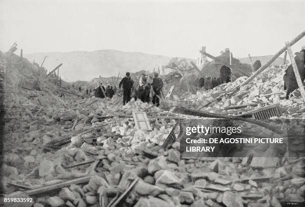 The first search for the victims amongst the ruins of Avezzano after the earthquake of January 13, Abruzzo, Italy, photo by Aldo Molinari from...