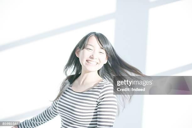 japanese woman swinging and smiling - ヘアスタイル ストックフォトと画像