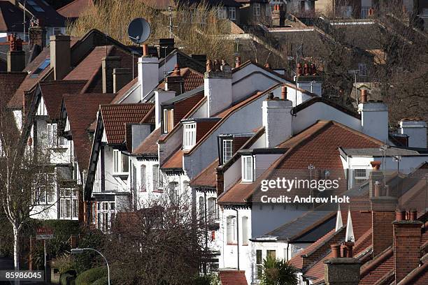 street of houses with white fronts and rooftops - suburban street stock pictures, royalty-free photos & images