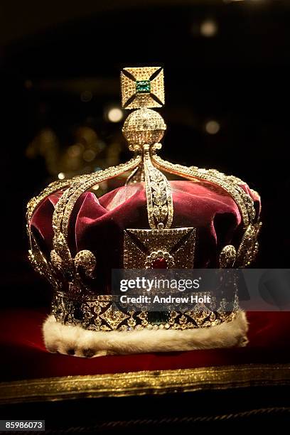 imperial state crown in tower of london - english crown stock pictures, royalty-free photos & images
