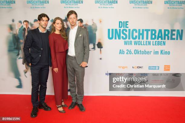 Aaron Altaras, Alice Dwyer and Max Mauff attend the premiere of 'Die Unsichtbaren' at Kino International on October 10, 2017 in Berlin, Germany.