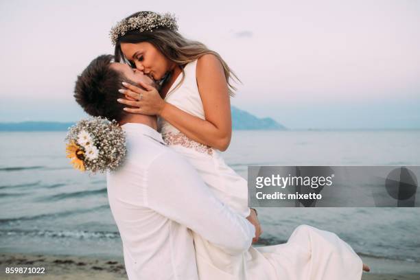 mi love - beach wedding fotografías e imágenes de stock