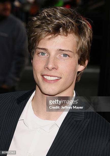 Actor Hunter Parrish arrives at the Los Angeles premiere of "17 Again" at the Grauman's Chinese Theatre on April 14, 2009 in Hollywood, California.