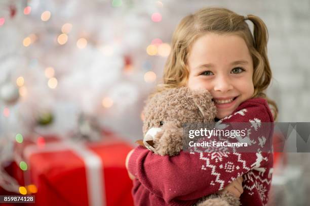 umarmen teddybär - geschenke weihnachten stock-fotos und bilder