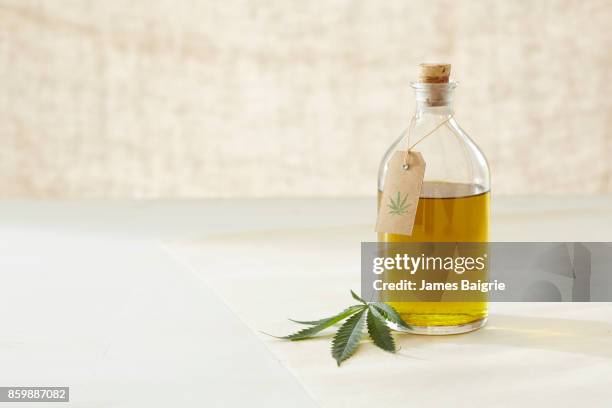 medicinal oil made from cannabis - cannabis oil - fotografias e filmes do acervo