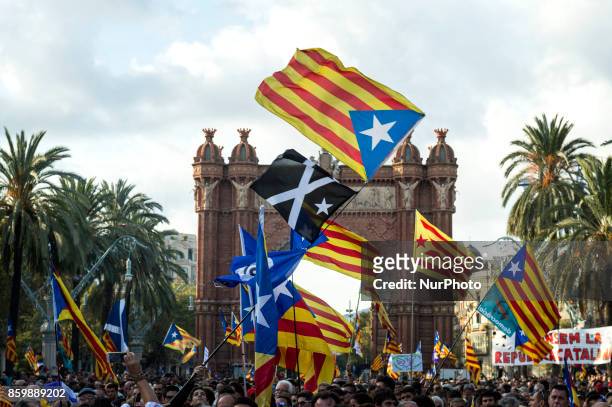 Thousands of people gathered at the Arc de Triomphe to hear President Carls Puigdemont's speech about the Declaration of Independence of Catalonia....