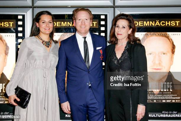 Violinist Daniel Hope with his wife Silvana Hope and his mother Eleanor Hope attend the premiere of 'Der Klang des Lebens' at Kino in der...