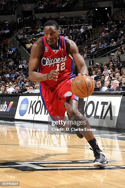 Al Thornton of the Los Angeles Clippers drives to the basket during the game against the San Antonio Spurs at AT&T Center on March 27, 2009 in San...