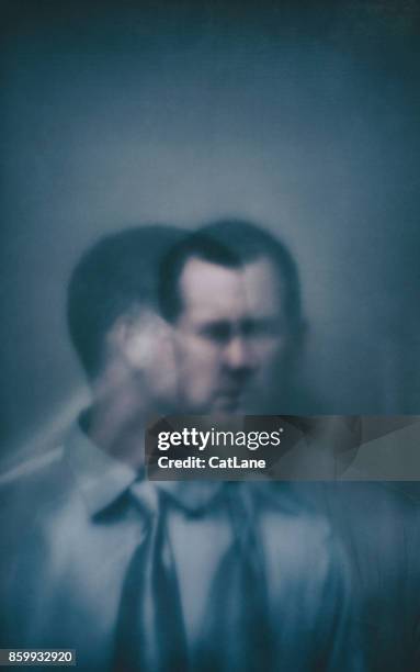 dubbele blootstelling zakenman met twee gezichten - schizofrenie stockfoto's en -beelden