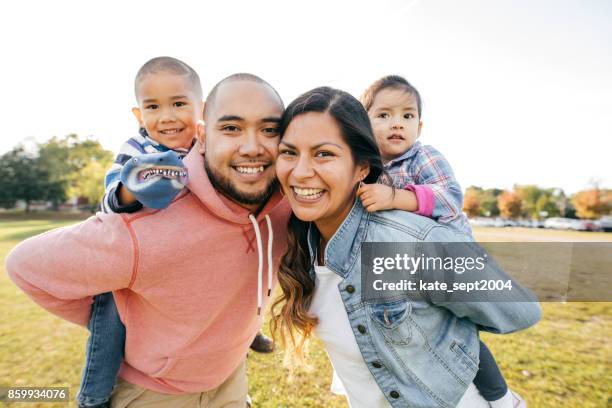 heureuse famille  - mixed race family photos et images de collection