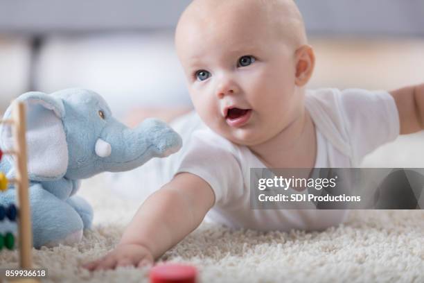 bébé heureux en jouant avec des jouets - baby elephant photos et images de collection