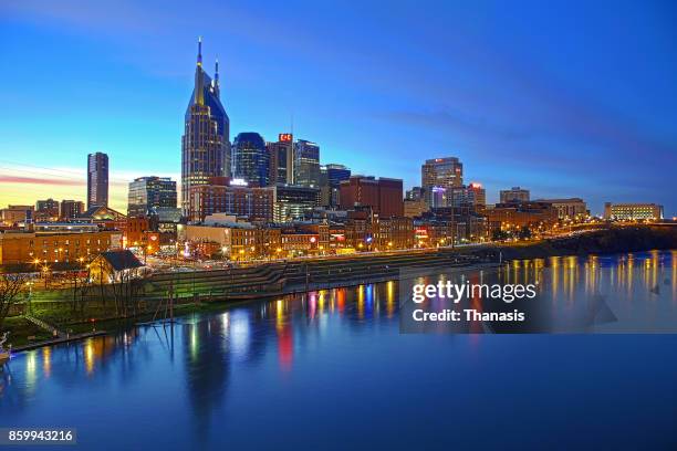 nashville skyline at dusk - nashville photos et images de collection