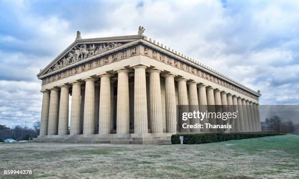 the parthenon in centennial park, nashville, tennessee.usa. - classical greek stock-fotos und bilder