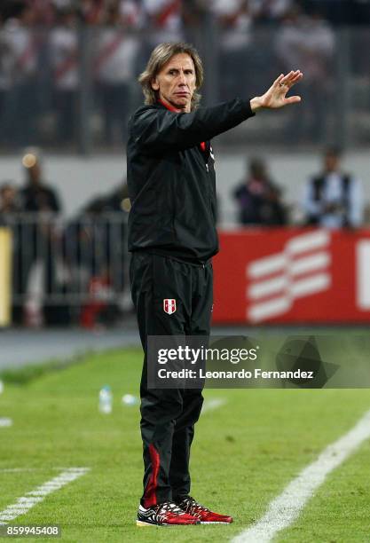 Ricardo Gareca head coach of Peru shouts instructions during match between Peru and Colombia as part of FIFA 2018 World Cup Qualifiers at National...