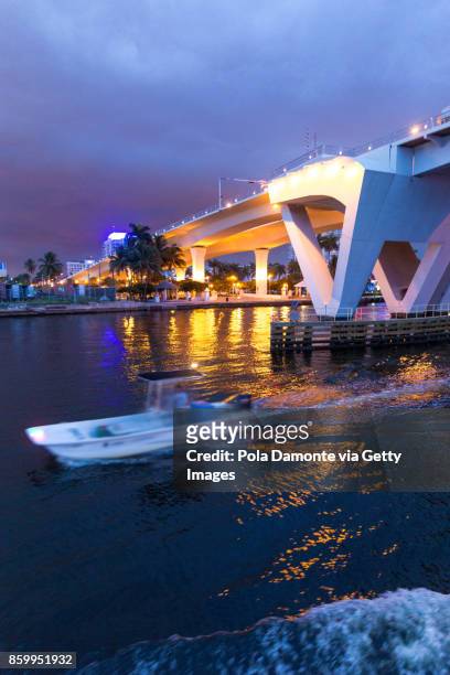 sunset at fort lauderdale canals. luxury yachts in las olas boulevard, florida, usa - sunrise fort lauderdale stock pictures, royalty-free photos & images