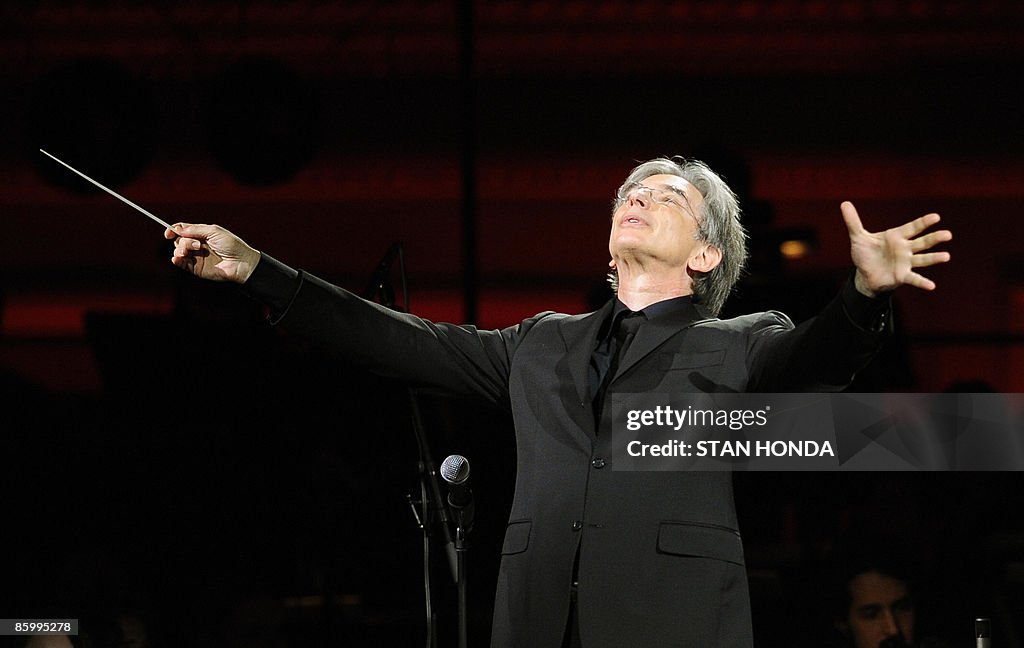 Michael Tilson Thomas conducts the YouTu