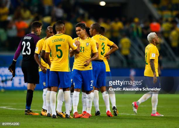Players of Brazil celebrate their victory after winning the match between Brazil and Chile for the 2018 FIFA World Cup Russia Qualifier at Allianz...