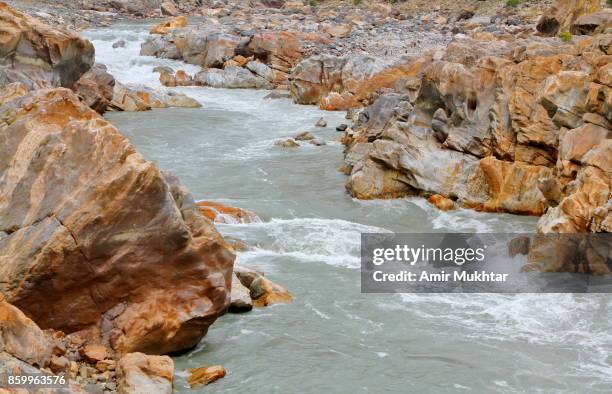 gold rocks in gilgit baltistan, pakistan - skardu fotografías e imágenes de stock