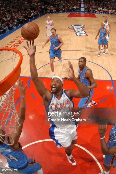 Baron Davis of the Los Angeles Clippers puts up a shot during a game against the Oklahoma City Thunder at Staples Center on April 15, 2009 in Los...