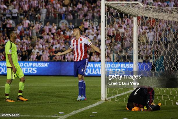 Oscar Cardozo of Paraguay argues with Yangel Herrera of Venezuela as Wuilker Fariñez goalkeeper of Venezuela reacts during a match between Paraguay...