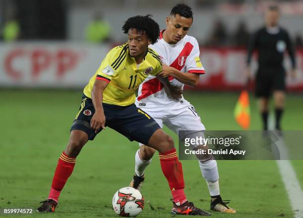 Juan Cuadrado of Colombia fights for the ball with Yoshimar Yotun of Peru during a match between Peru and Colombia as part of FIFA 2018 World Cup...