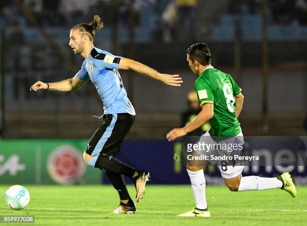Gaston Silva of Uruguay drives the ball while followed by Diego Bejarano of Bolivial during a match between Uruguay and Bolivia as part of FIFA 2018...