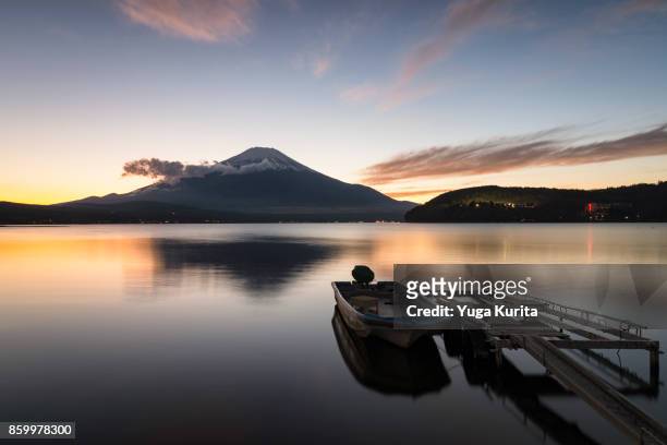 mt. fuji over lake yamanaka - nationaal park fuji hakone izu stockfoto's en -beelden