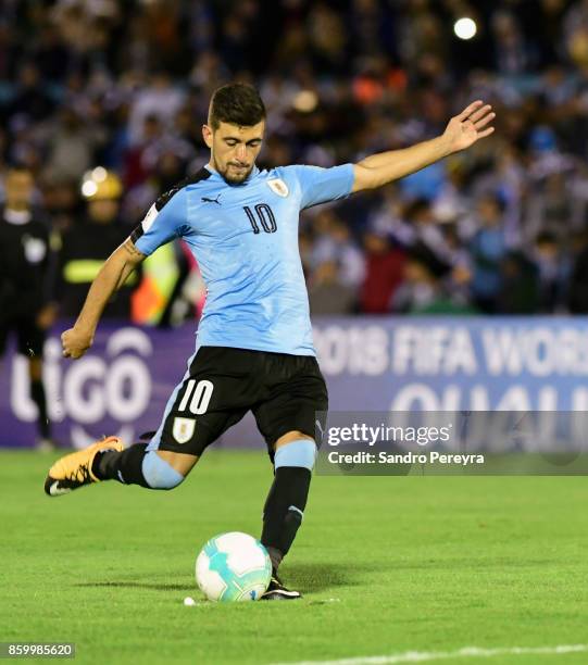 Giorgian de Arrascaeta of Uruguay kicks the ball during a match between Uruguay and Bolivia as part of FIFA 2018 World Cup Qualifiers at Centenario...