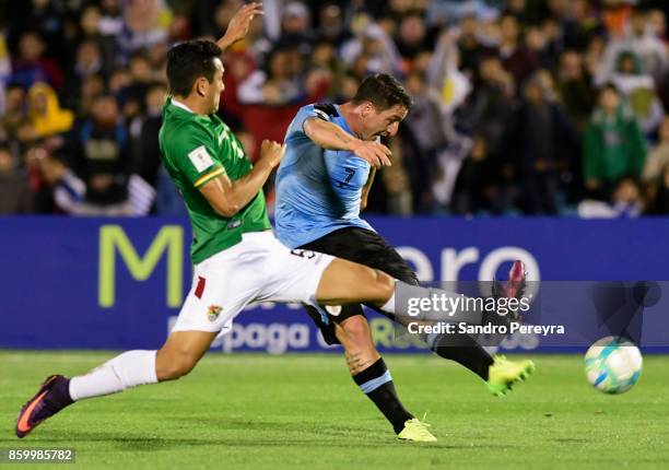 Cristian Rodriguez of Uruguay kocks the ball as Gabriel Valverde of Bolivia defends during a match between Uruguay and Bolivia as part of FIFA 2018...