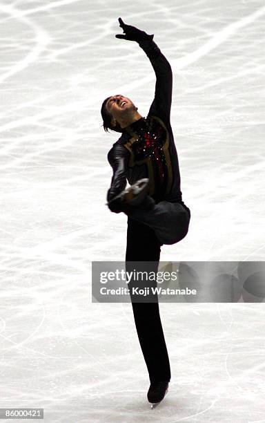 Evan Lysacek of the United States competes in the Men Short program during the ISU World Team Trophy 2009 Day 1 at Yoyogi National Gymnasium on April...