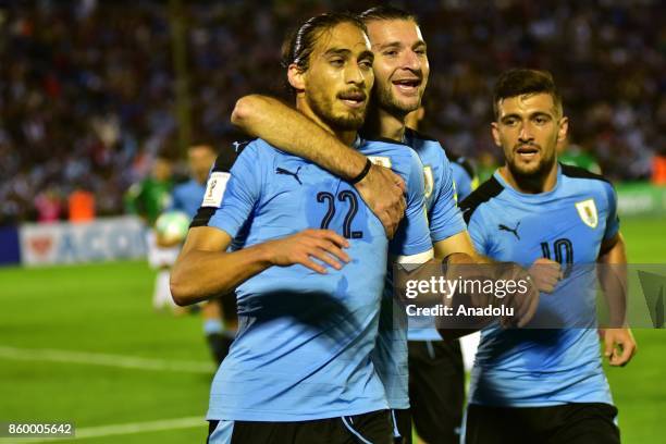 Martin Caceres celebrates after scoring with teammates during the 2018 FIFA World Cup Qualification match between Uruguay and Bolivia at Centenario...