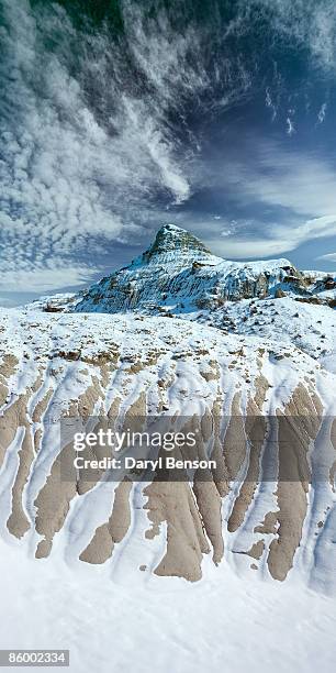 badlands in winter - dinosaur provincial park foto e immagini stock