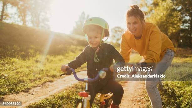 lernen, mit dem fahrrad - child and parent and bike stock-fotos und bilder