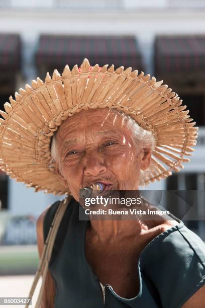 cuba. santiago de cuba. - beautiful women smoking cigars 個照片及圖片檔