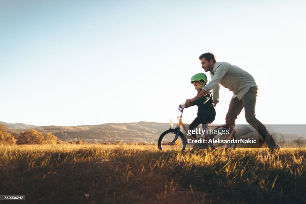 Pai e filho em uma pista de bicicleta