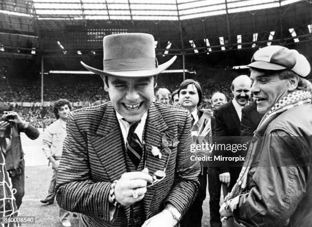 Cup Final at Wembley Stadium, Everton 2 v Watford FC 0, Watford chairman Elton John shares a joke with Everton fans Freddie Starr before kick off,...