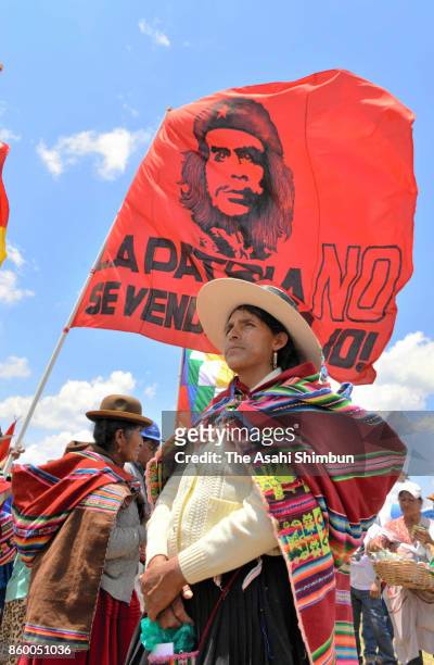 Bolivians march on with flags of Che Guevara to honour the 50th anniversary of his excution on October 9, 2017 in Vallegrande, Bolivia.