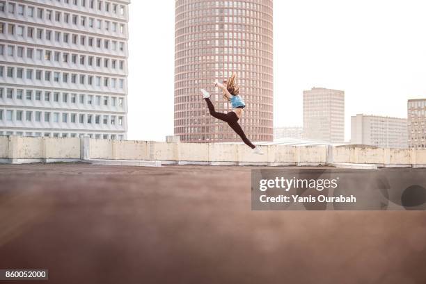 female ballet dancer dancing on a rooftop in lyon, france - floor gymnastics fotografías e imágenes de stock