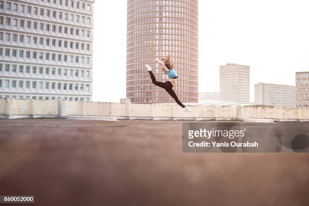 female ballet dancer dancing on a rooftop in lyon, france - floor gymnastics foto e immagini stock