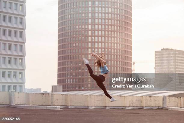 female ballet dancer dancing on a rooftop in lyon, france - floor gymnastics foto e immagini stock